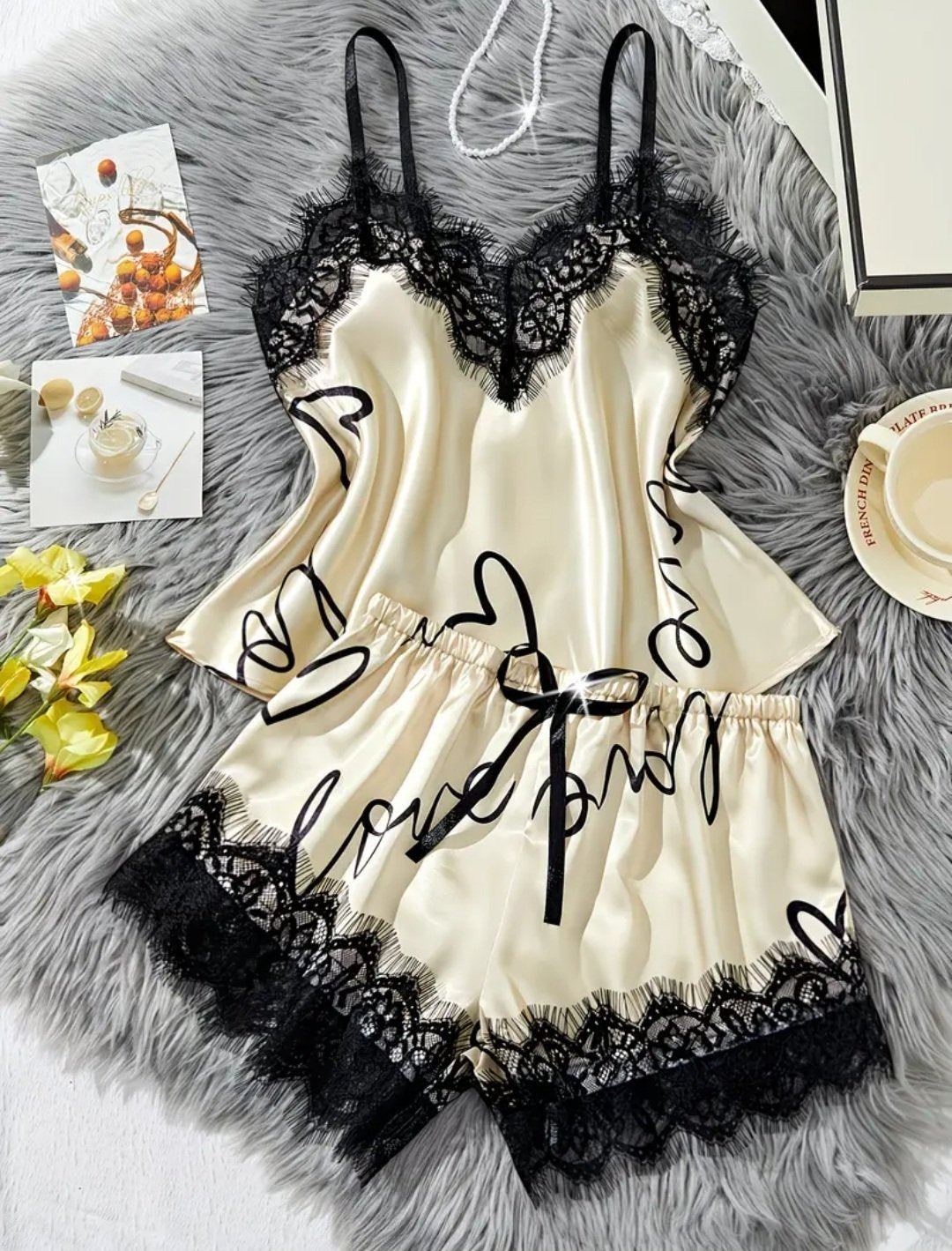 Ensemble pyjama en satin et dentelle pour femme